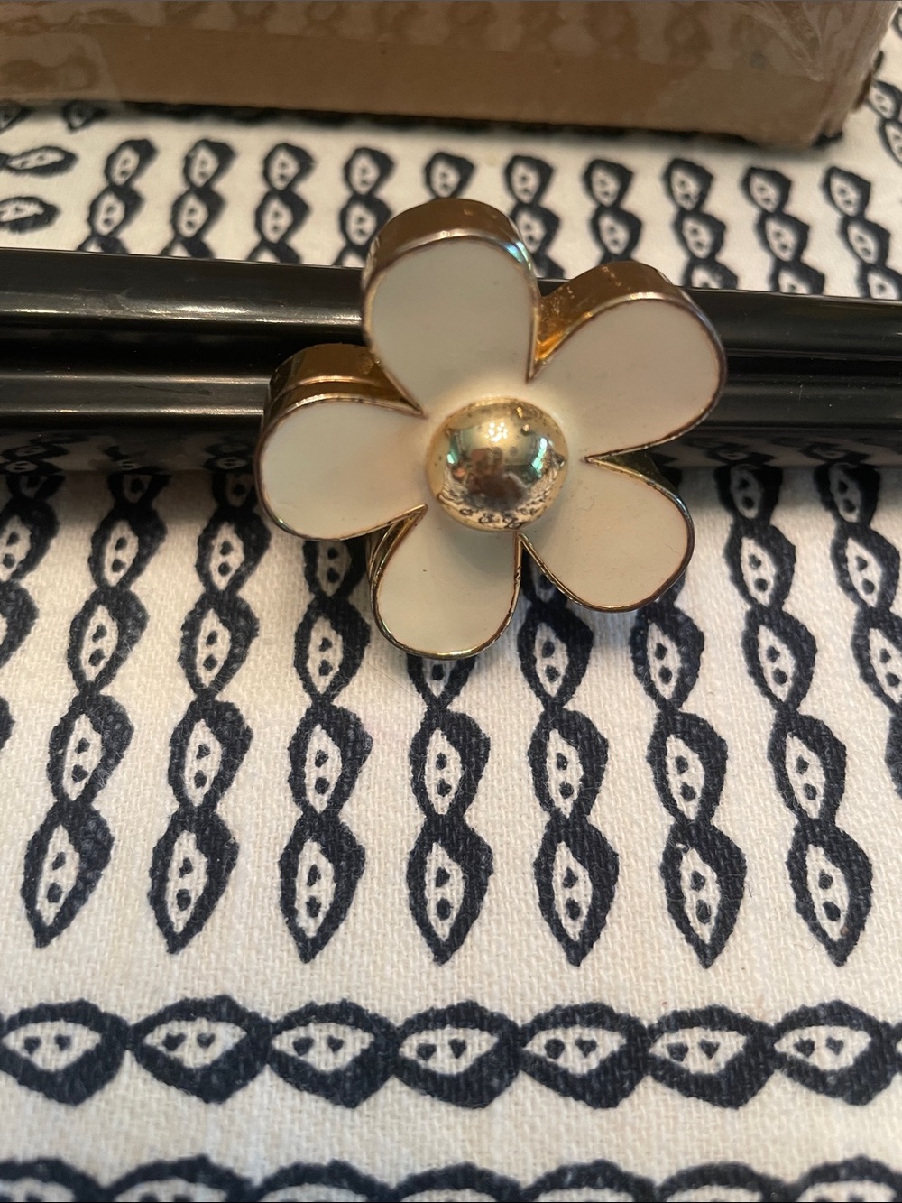 Marc Jacob’s daisy perfume ring